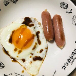 キャンプ～しょうゆ目玉焼きウインナー添え